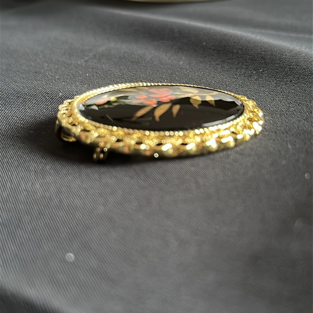Vintage EUC goldtone acrylic brooch or pendant w/ flowers & scalloped setting - Picture 4 of 5